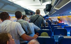 Tại sao hành khách phải đợi lâu trước khi rời máy bay?