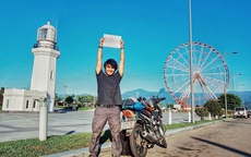 Chặng đường 20.000 km đi xe máy đến Paris của chàng trai Việt