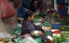 Mưa ngập đồng, giá rau xanh tại chợ Hà Nội tăng mạnh