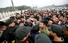 Đốt pháo sáng chỉ làm khó cho đội tuyển