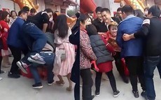 Bị khách vật xuống đất trong đám cưới, cô dâu "phản công" mãnh liệt