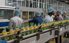 Sinh viên quốc tế thích thú khi được mục sở thị công nghệ Aseptic của Tân Hiệp Phát