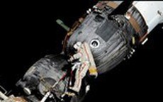 Phi hành gia Nga đi bộ trong không gian tìm hiểu vết nứt trên tàu Soyuz
