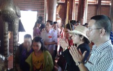 Mướt mồ hôi ở ngôi chùa lớn nhất miền Tây ngày mùng 1 Tết