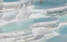 Suối nước nóng nằm giữa hồ băng có 1-0-2 trên thế giới