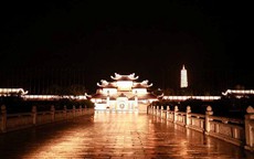 Ngôi chùa lớn nhất Việt Nam đẹp lung linh huyền ảo về đêm