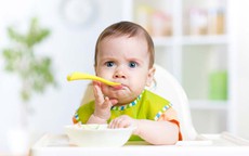 Bé 11 tháng không chịu ăn cơm, phải làm sao?