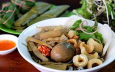 Bún cua - đặc sản Pleiku, khách vừa ăn vừa bịt mũi