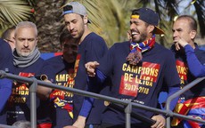Barcelona diễu hành mừng vô địch, khoe hai cúp tại Catalonia