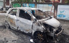 Xe ô tô của sư trụ trì bất ngờ bốc cháy trơ khung vào rạng sáng