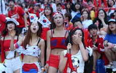 Nữ CĐV HÀN QUỐC khuấy đảo khán đài