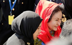 Vợ ông Najib đi đoàn xe hơi 4 chiếc ra trình diện