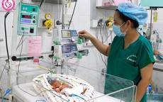 Bé sơ sinh thân tím lạnh được cứu sống kỳ diệu