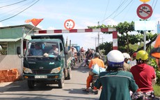 TP HCM: Thót tim khi qua cầu sắt