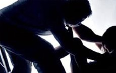 Bắt kẻ giao cấu với con riêng của người tình đến có thai
