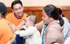 Hứa Vĩ Văn xúc động khi cùng nghệ sĩ trao quà cho các em bị hở hàm ếch
