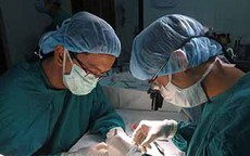 Gần 70 tuổi, phát hiện khối u buồng trứng khổng lồ