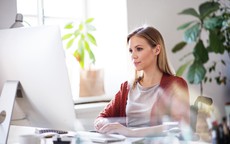 Ngồi thẳng lưng khi làm việc sẽ thông minh hơn