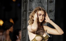 Siêu mẫu Gigi và Bella Hadid đẹp lạ với nội y Rihanna