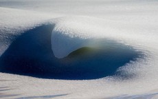 Sóng biển đóng băng trong đợt lạnh kỷ lục ở Mỹ