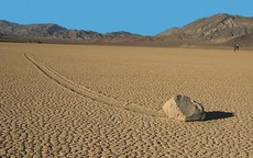 Bí ẩn về những "hòn đá ma thuật" tự dịch chuyển trong sa mạc