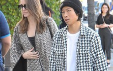 Pax Thiên sát cánh bên mẹ giữa tin đồn Brad Pitt hẹn hò