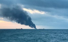 Hai tàu bốc cháy ngoài khơi Crimea, 14 người thiệt mạng