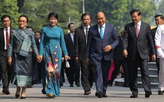 Cận cảnh Thủ tướng Nguyễn Xuân Phúc đón Thủ tướng Lào