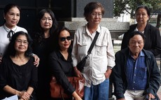 Đông đảo nghệ sĩ đến viếng NSND Thế Anh