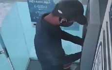 Truy bắt đối tượng bịt mặt lắp thiết bị lấy cắp thông tin trên cây ATM trong 1 phút