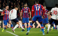Liverpool thách thức sân cỏ Ngoại hạng
