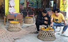 Quán cà phê dùng bu gà làm bàn cho khách ở Quảng Ngãi