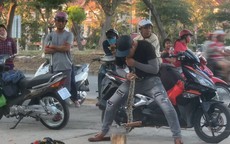 VIDEO: Nở rộ "sơn đông mãi võ" bán thuốc ở khu công nhân TP HCM