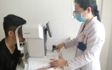 Thiếu niên 16 tuổi bị mù sau 3 tháng nhỏ thuốc mắt