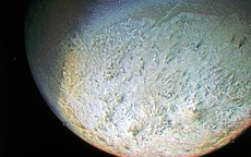 NASA tiết lộ về "mặt trăng quay ngược"