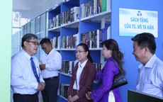 Tiến sĩ Võ Tá Hân tặng sinh viên hơn 1.300 cuốn sách