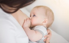 Khi nào có thể "cai" bú đêm cho bé?