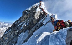 Đã có 11 người chết vì leo núi Everest từ đầu 2019, vì sao?