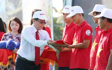Cờ Tổ quốc đến tay ngư dân