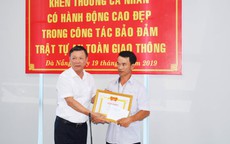 Anh thợ đá đục mảng bê tông trên Quốc lộ 1 được tặng giấy khen