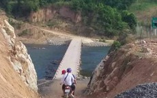 Thí sinh mải tìm bò lạc, đội tình nguyện viên vượt suối đi tìm chở đến dự thi