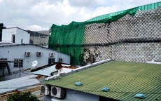 Phía sau những bức tường