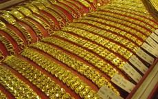 Giá vàng SJC ngược dòng thế giới