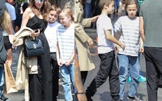 Angelina Jolie dẫn cặp song sinh đi chơi