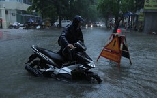 Những hình ảnh người dân Hà Nội "bì bõm" trên phố biến thành sông