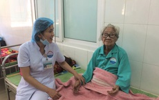 Phẫu thuật lấy khối u 1,5 kg "mọc" hơn 10 năm trong bụng cụ bà 100 tuổi
