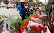 Đồ cúng gia tiên "cháy hàng", tăng giá phi mã chiều 30 Tết