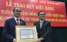 Bí thư Nguyễn Thiện Nhân xúc động khi nhận huy hiệu 40 năm tuổi Đảng