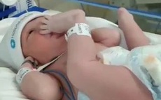 CLIP: "Đốn tim" với cậu bé bú ngón chân