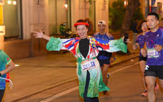 Nhà văn Trang Hạ và MC Huy Hoàng mặc áo dài chạy marathon